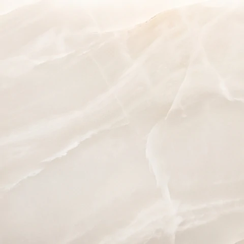 Muestra de porcelanato efecto ónix, crema translúcido con vetas blancas